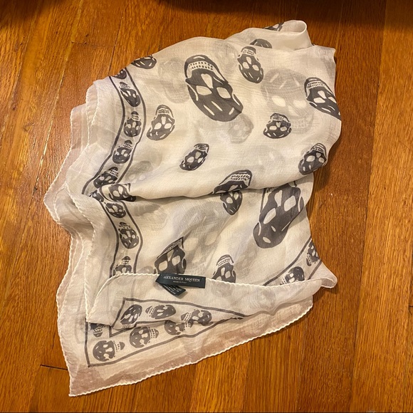 Alexander McQueen Skull Scarf - White and Gray - Picture 6 of 7
